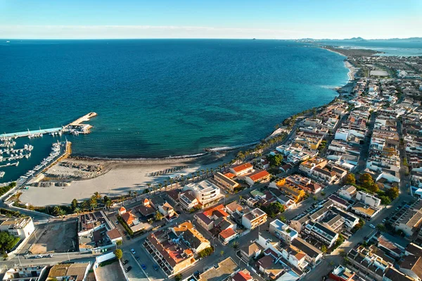 Torre de la Horada plajı, yukarıdan manzara. Güneşli bir günde deniz kenarına insansız hava aracı ve konut evleri çatıları. Costa Blanca, Alicante, İspanya. Seyahat ve tatiller