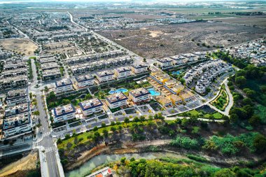 Güneşli bir günde hava görüntüsü, insansız hava aracı manzaralı Mil Palmeras kasabası. Costa Blanca, Alicante ili. İspanya
