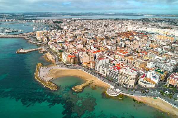 Drone bakış açısı kumlu plaj, Playa del Cura 'nın kıyı şeridi İspanyol tatil beldesi Torrevieja' da yaz zamanı. Costa Blanca 'da. İspanya. Seyahat ve turizm kavramı