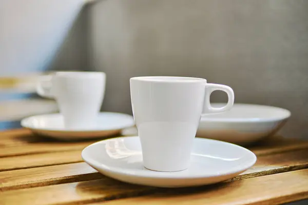 टेरेस्ड क्षेत्र में टेबल पर दो सफेद चाय कप, कोई लोग नहीं स्टॉक इमेज
