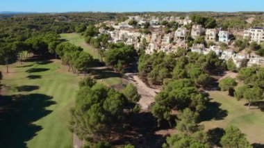 Hava aracı Las Ramblas golf sahasına bakıyor. Costa Blanca, Alicante, İspanya. Seyahat ve spor konsepti