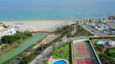Hava görüntüsü, Mil Palmeras manzarası kumlu sahil şeridi, kumlu sahil ve güneşli bir günde modern bina çatısı. Costa Blanca, Alicante ili. İspanya