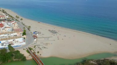 Hava görüntüsü, Mil Palmeras manzarası kumlu sahil şeridi, kumlu sahil ve güneşli bir günde modern bina çatısı. Costa Blanca, Alicante ili. İspanya