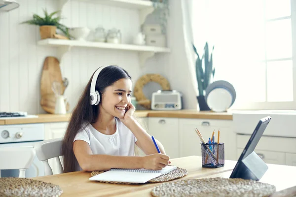 Bastante Pre Adolescente 12S Chica Auriculares Inalámbricos Sentarse Mesa Learning —  Fotos de Stock