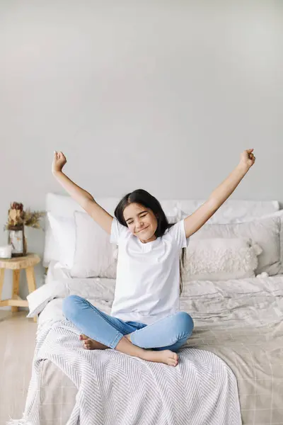 Pre Tiener Meisje Casual Kleding Doen Stretching Oefeningen Zittend Bed — Stockfoto