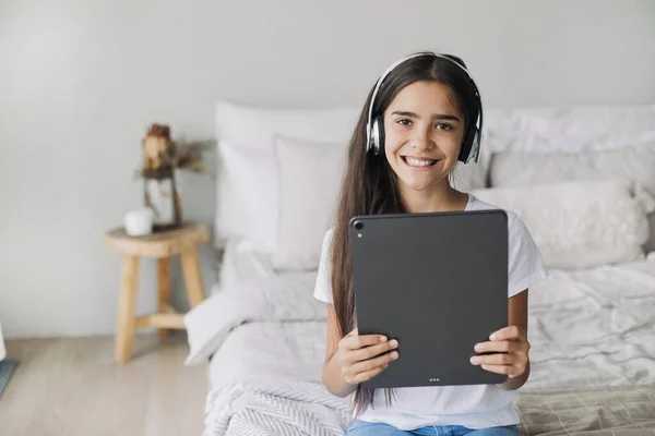 Yaş Öncesi Çekici Kız Rahat Yatak Odasındaki Modern Dijital Tableti Telifsiz Stok Imajlar