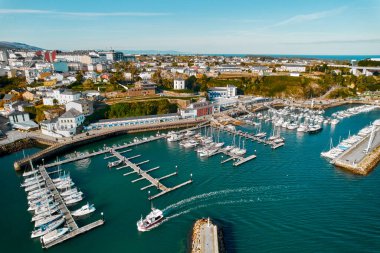 Hava görüntüsü, İHA bakış açısı Ribadeo şehri ve güneşli kış günlerinde demirli deniz gemileriyle liman. Galiçya 'nın Lugo ili. Avrupa, Kuzey İspanya