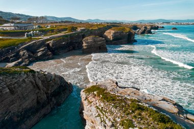 İspanya 'nın kuzeybatı kıyısındaki boş Praia das Katedrais veya Katedraller Plajı' nın üzerinde. Doğal Anıt ilan edildi. Seyahat ve ünlü turistik yerler konsepti. Avrupa, İspanya