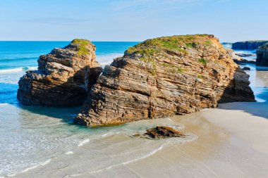 İspanya 'nın kuzeybatı kıyısındaki boş Praia das Katedrais veya Katedraller Plajı' nın üzerinde. Doğal Anıt ilan edildi. Seyahat ve ünlü turistik yerler konsepti. Avrupa, İspanya