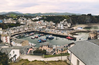Bulutlu kış gününde Luarca Limanı 'ndaki demirli teknelerin manzarasının üstünde. İspanya 'nın kuzeyinde, Asturias' ın Valdes belediyesinin ana kasabası. Seyahat yerleri ve turistik yerler kavramı