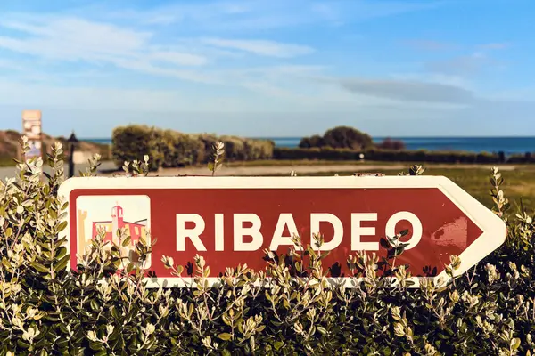 Den Zavřít Pohled Ribadeo Znamení Sloup Proti Modré Obloze Destinace — Stock fotografie