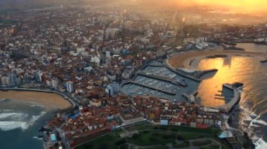 İspanya 'nın kuzeybatısındaki Gijon ya da Xixon şehrinde gün batımında, Cantabrian Se sahilinde, Biscay Körfezi' nde, Asturias 'ın orta-kuzey kesiminde insansız hava aracı bakış açısı. Seyahat yerleri, dönüm noktaları kavramı