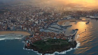 İspanya 'nın kuzeybatısındaki Gijon ya da Xixon şehrinde gün batımında, Cantabrian Se sahilinde, Biscay Körfezi' nde, Asturias 'ın orta-kuzey kesiminde insansız hava aracı bakış açısı. Seyahat yerleri, dönüm noktaları kavramı