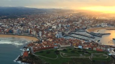 İspanya 'nın kuzeybatısındaki Gijon ya da Xixon şehrinde gün batımında, Cantabrian Se sahilinde, Biscay Körfezi' nde, Asturias 'ın orta-kuzey kesiminde insansız hava aracı bakış açısı. Seyahat yerleri, dönüm noktaları kavramı
