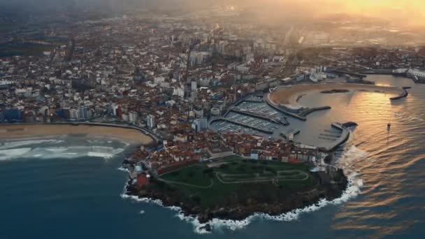 Drone Synvinkel Gijon Eller Xixon Stad Nordvästra Spanien Solnedgången Kust — Stockvideo