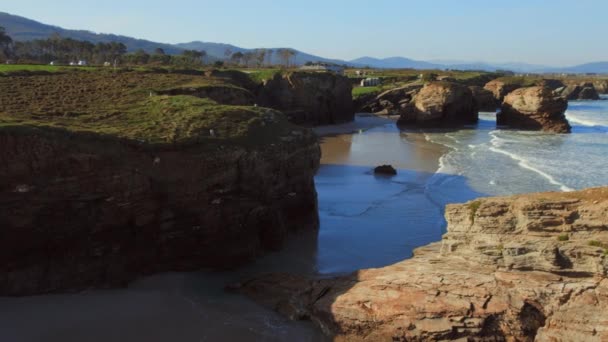 Ovanför Utsikt Över Den Tomma Praia Das Catedrais Eller Stranden — Stockvideo