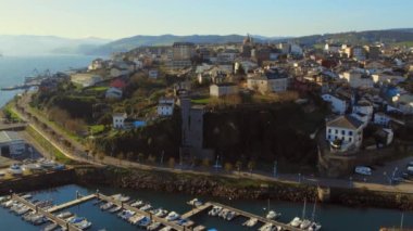 Hava görüntüsü, insansız hava aracı bakış açısı, panorama Ribadeo şehri ve güneşli kış günlerinde demirli deniz gemileriyle liman. Galiçya 'nın Lugo ili. Avrupa, Kuzey İspanya. Seyahat ve turizm kavramı