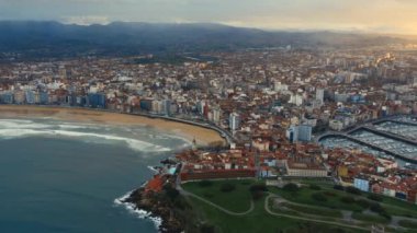 İspanya 'nın kuzeybatısındaki Gijon ya da Xixon şehrinde gün batımında, Cantabrian Se sahilinde, Biscay Körfezi' nde, Asturias 'ın orta-kuzey kesiminde insansız hava aracı bakış açısı. Seyahat yerleri, dönüm noktaları kavramı