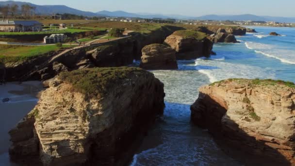 俯瞰位于西班牙西北海岸的普拉亚大峡谷或大教堂海滩的空旷景色 它已被宣布为自然纪念碑 旅游和名胜古迹的概念 西班牙 — 图库视频影像
