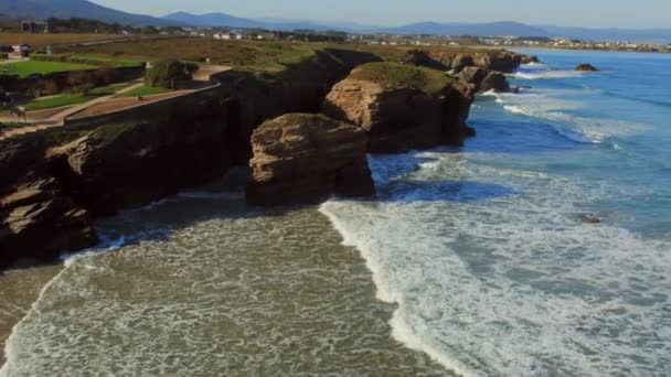 Ovanför Utsikt Över Den Tomma Praia Das Catedrais Eller Stranden — Stockvideo