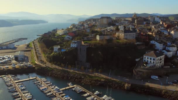 Luchtfoto Drone Standpunt Panorama Ribadeo Stad Haven Met Aangemeerde Nautische — Stockvideo