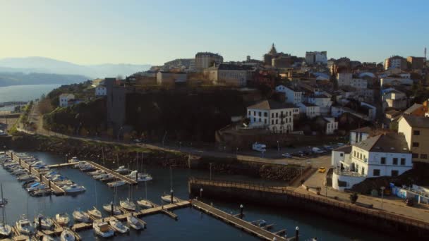 Tiro Aéreo Ponto Vista Drone Panorama Cidade Ribadeo Porto Com — Vídeo de Stock