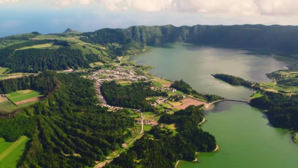在圣米格尔亚速尔的Sete Cidades的空中拍摄风景如画的天堂 火山口和令人惊叹的湖泊 Ponta Delgada 葡萄牙 自然奇观 地标和旅游景点概念 — 图库视频影像