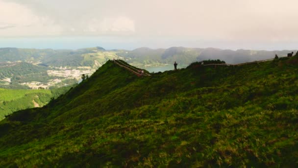 德鲁内的观光客参观了博卡多地狱徒步旅行带着风景如画的大火山口湖塞德斯火山坑 葡萄牙亚速尔Ponta Delgada岛San Miguel 旅行概念 — 图库视频影像