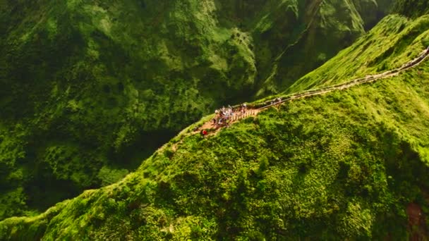 에서는 관광객들 방문하여 분화구 그림같은 광경을 구경하였다 San Miguel Ponta — 비디오