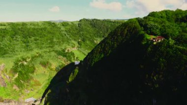 Hava görüntüsü, insansız hava aracı manzarası Atlantik Okyanusu ile çevrili yeşil dağlar. Güneşli bir yaz günü. San Miguel Adası, Azores, Portekiz
