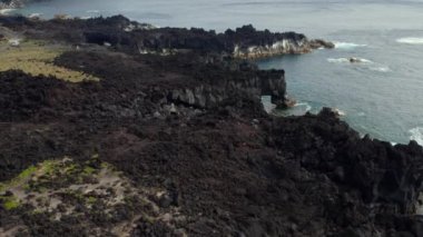 Hava görüntüsü, insansız hava aracı manzarası volkanik oluşumlar ve Atlantik Okyanusu manzarası. San Miguel Adası, Portekiz, Azores
