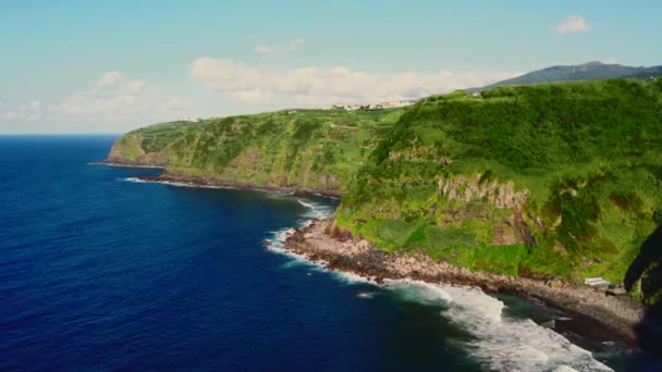 대서양에 둘러싸인 아름다운 풍경의 항공기 포인트 화창한 San Miguel Island — 비디오