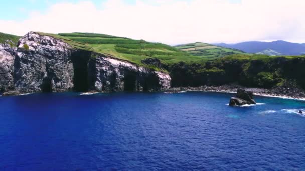 Luchtfoto Drone Standpunt Pittoresk Landschap Vulkanische Rotsachtige Bergen Uitzicht Atlantische — Stockvideo