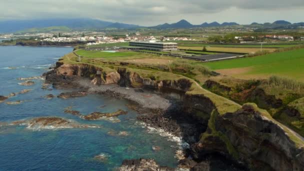 空中拍摄 无人驾驶的观点风景如画的风景 火山岩山脉和大西洋景观在阳光灿烂的夏日 亚速尔 圣米格尔岛葡萄牙 — 图库视频影像