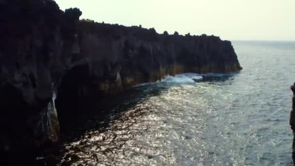 空中拍摄 无人驾驶飞机的观点风景如画的火山形成和大西洋的观点 San Miguel Island Portugal Azores — 图库视频影像