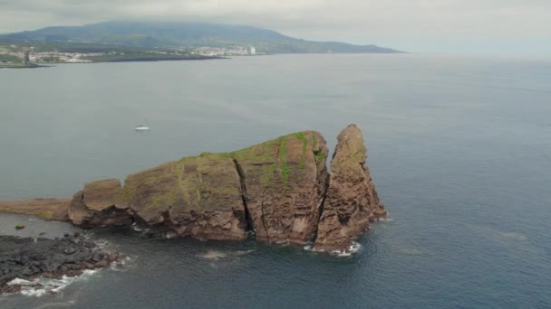 Strzał Powietrza Punkt Widzenia Drona Formacje Wulkaniczne Otoczone Wodami Oceanu — Wideo stockowe