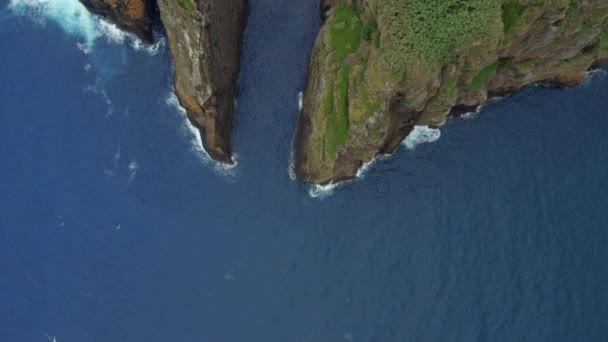 Strzał Powietrza Punkt Widzenia Drona Formacje Wulkaniczne Otoczone Wodami Oceanu — Wideo stockowe