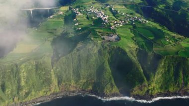 Hava görüntüsü, insansız hava aracı bakış açısı kayalık kıyı şeridi, Atlantik Okyanusu kıyısı Sao Miguel, Azores, Portekiz. Seyahat yerleri ve doğa konseptinde güzellik