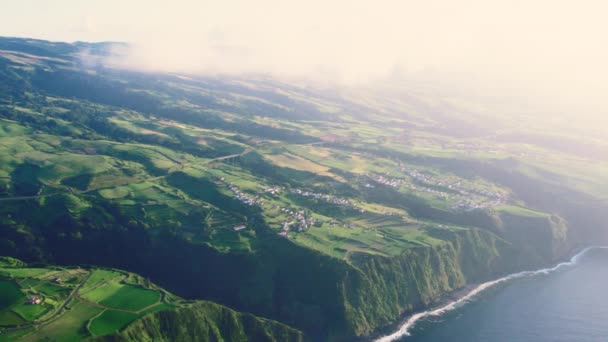 ポルトガル サンミゲル島 アゾレス島の大西洋海岸線 ロッキー海岸線の航空ショット 自然のコンセプトで旅の目的地と美しさ — ストック動画