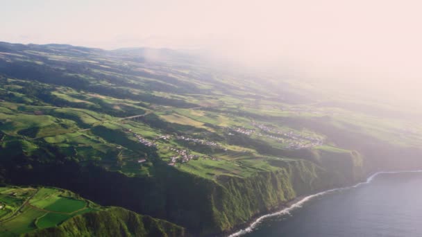 Letecký Záběr Výhled Dálky Skalnaté Pobřeží Pobřeží Atlantského Oceánu Ostrova — Stock video