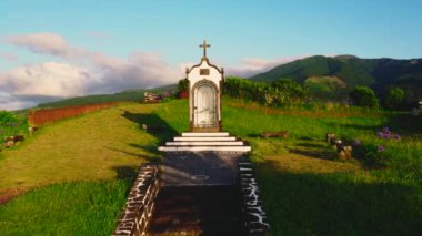 Azores, San Miguel Adası 'ndaki Barış Anıtı' nın hava manzaralı tapınağı. Bu güzel tapınak bir tepenin üzerine tünemiş ve kasabanın ve çevrenin panoramik manzarasını sunuyor.