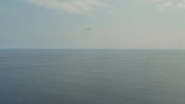 Atlantik Okyanusu sularında uçan ve San Miguel Azores Adası havaalanına inen uçaklar. Portekiz. Seyahat ve turizm kavramı