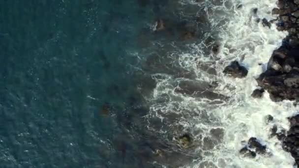 Rompiendo Olas Del Océano Atlántico Agua Verde Turquesa Clara Roca — Vídeos de Stock