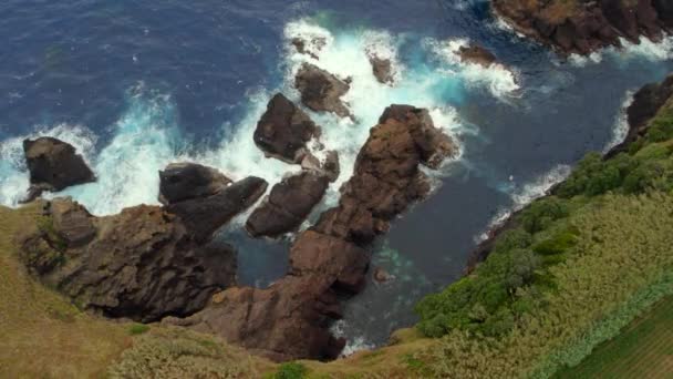 在岩石海岸线上的大西洋海水波涛汹涌的空中景观 葡萄牙圣米格尔岛亚速尔旅行 旅游和度假概念 — 图库视频影像