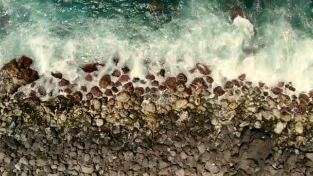 Ondas Quebrando Oceano Atlântico Água Verde Turquesa Clara Rocha Vulcânica — Vídeo de Stock