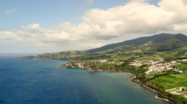 Hava görüntüsü, insansız hava aracı bakış açısı kayalık kıyı şeridi, Atlantik Okyanusu kıyısı Sao Miguel, Azores, Portekiz. Seyahat yerleri ve doğa konseptinde güzellik