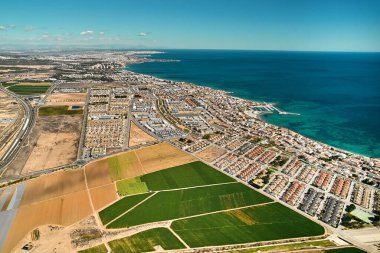 Torre de la Horada hava saldırısı, insansız hava aracı, tarım arazileri ve Akdeniz. Seyahat yerleri kavramı. Costa Blanca 'da. İspanya