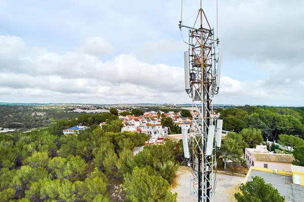 Luftaufnahme Drohnenblick Auf Mobilfunkmast Vor Stadtbild Und Wolkenverhangenem Himmel Costa Stockbild