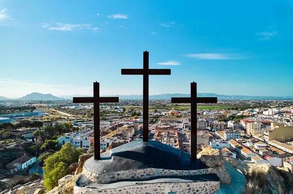 モンテ カルヴァリオとブルースカイビューの3つのクロスでロジャレスの街並みを眺める ロジャレス スペイン ロイヤリティフリーのストック画像