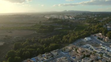 Pinar de Campoverde yerleşim bölgesi manzaralı, modern evler manzaralı. Costa Blanca, Alicante ili, İspanya